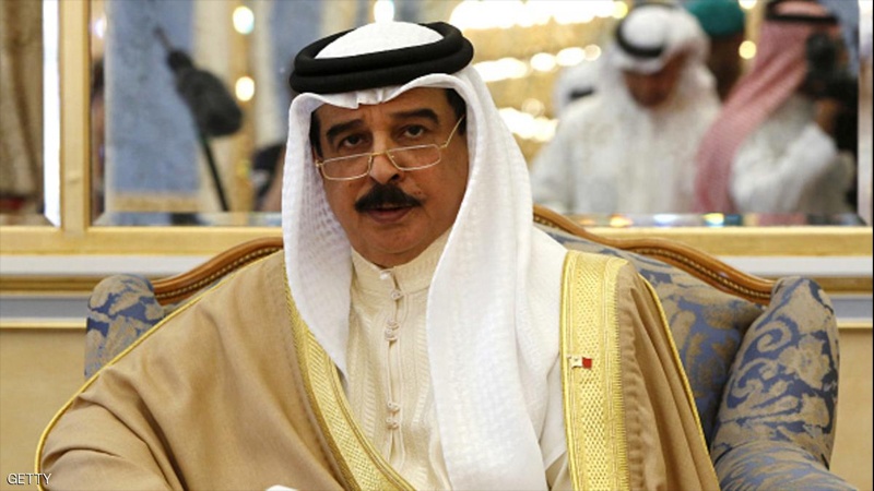 Iranpress: ملك النظام البحريني يتلقى لقاحا مضادا لكورونا