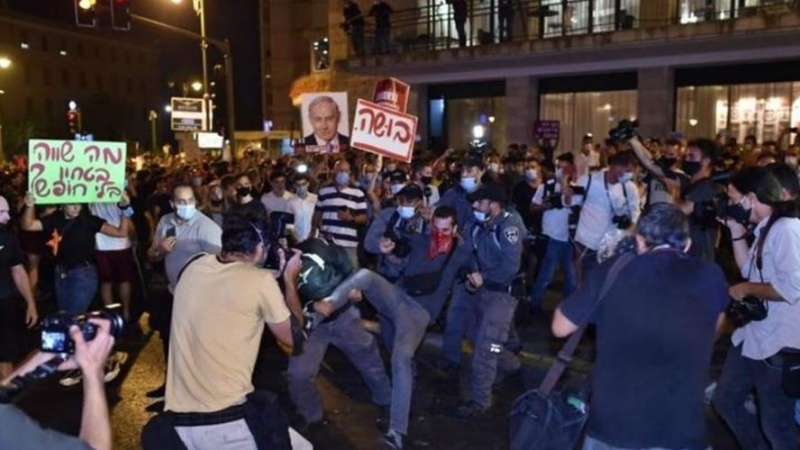 Iranpress: تظاهرات متواصلة ضد نتنياهو ومواجهات مع الشرطة وقتيل واحد