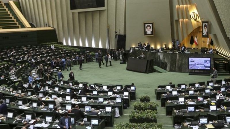 Iranpress: مجلس الشورى الإسلامي يصادق على قانون يلزم الحكومة برفع تخصيب اليورانيوم 