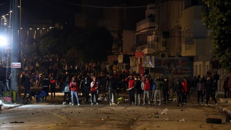 تونس .. احتجاجات عنيفة لليوم الخامس على التوالي 