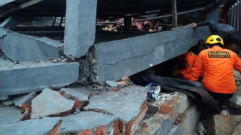 Iranpress: قتلى ومفقودون جراء زلزال قوي ضرب إندونيسيا