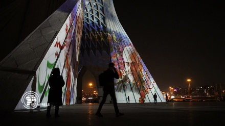 إضاءة برج آزادي في طهران بصور قادة النصر