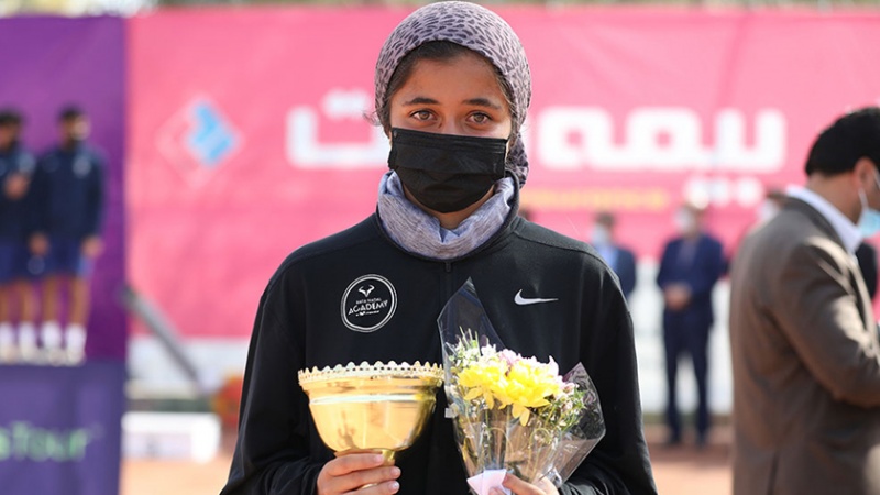 Iranpress: لاعبة إيرانية تتوّج بلقب البطولة في المسابقة العالمية لـ التنس للفتيات في جزيرة كيش