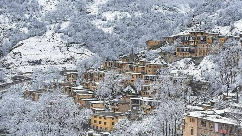 Iranpress: مدينة ’ماسوله‘ السياحية تزدان بالثلوج