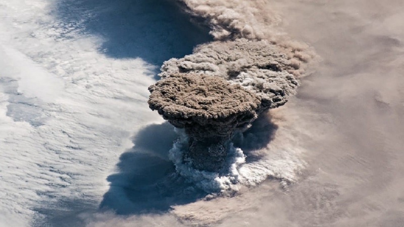 Iranpress: محطة الفضاء الدولية تلتقط مشهدًا مذهلًا عن ثوران البركان من الفضاء