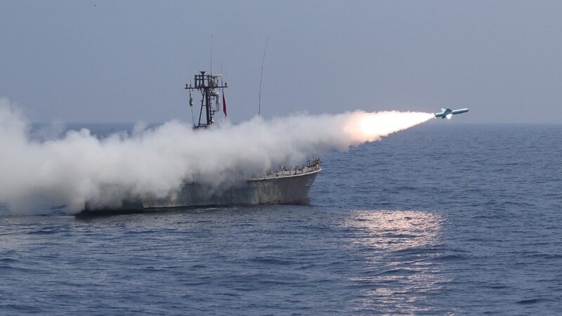Iranpress: إطلاق صواريخ كروز البحرية خلال مناورات ‘اقتدار99’ البحرية للجيش