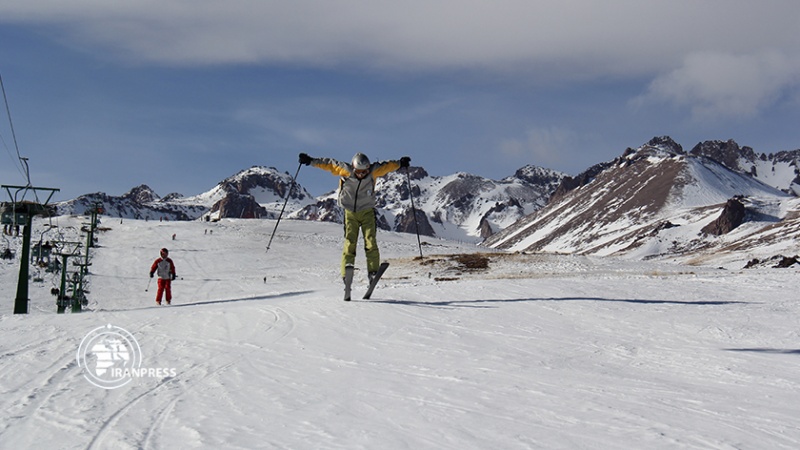 Iranpress: منتجع ‘آلوارس’ للتزلج على الجليد أكبر منتجع إيران في مدينة ‘سرعين’ السياحية