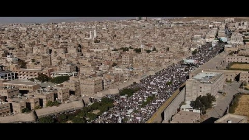 Iranpress: مسيرة حاشدة في العاصمة اليمنية تنديدٌا بالقرار الأميركي ضد أنصار الله