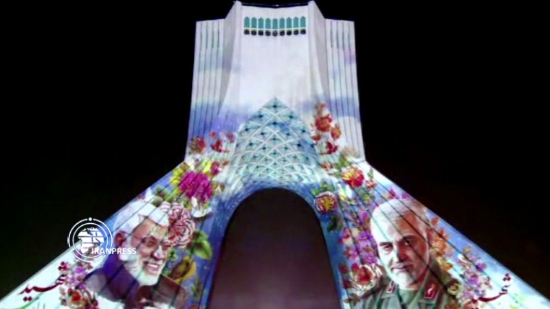 Iranpress: إضاءة برج آزادي في طهران في ذكرى استشهاد الفريق قاسم سليماني