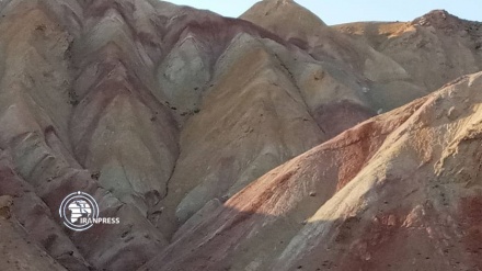 جبال ملونة تسحر العيون بجمالها في شمال غرب إيران