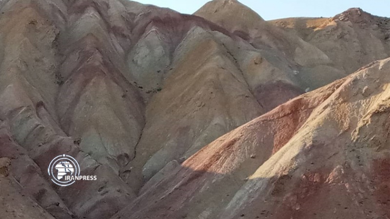 Iranpress: جبال ملونة تسحر العيون بجمالها في شمال غرب إيران