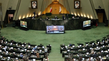البرلمان الإيراني يصادق على مقاضاة الحكومة الإيرانية