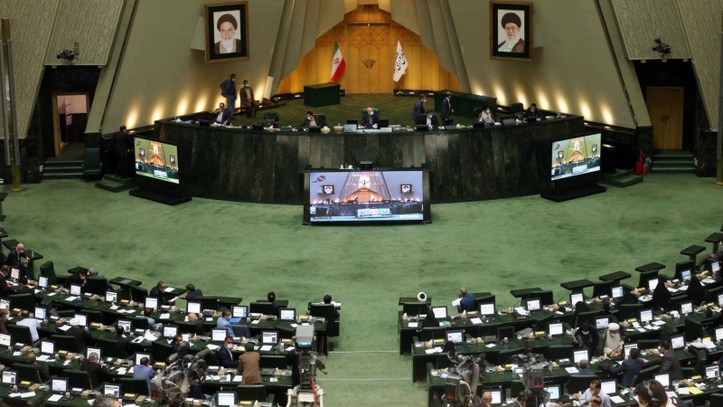 Iranpress: البرلمان الإيراني يصادق على مقاضاة الحكومة الإيرانية