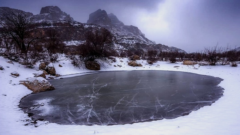Iranpress: صور مذهلة عن بحيرة ’أزغن‘ الجميلة في فصل الشتاء 