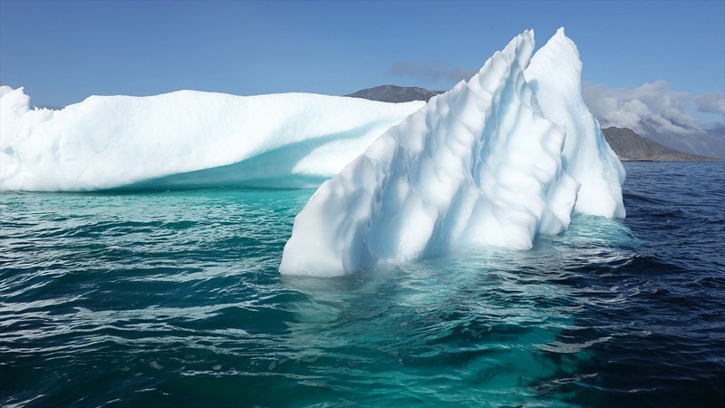 Iranpress: لقطات مذهلة لحظة سقوط جبل جليدي في غرينلاند