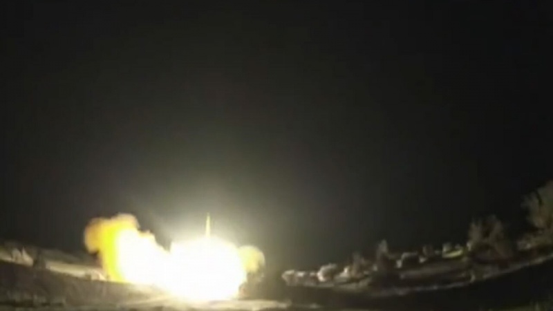 Iranpress: مشاهد للعملية الصاروخية الإيرانية ضد قاعدة ‘عين الأسد’