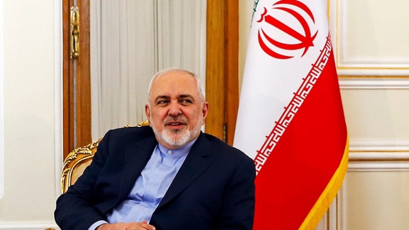 Iranpress: ظريف يؤكد تمسك إيران باستقرار العراق