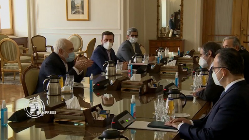 Iranpress: ظريف يبحث مع غروسي التعاون بين إيران والوكالة النووية