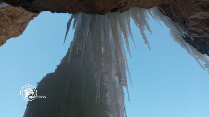 Iranpress: شلال ’إسكندر‘ الجليدي في مدينة تبريز
