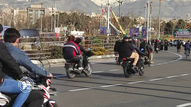Iranpress: تسيير الدراجات النارية في طهران احتفالا لذكرى انتصار الثورة الإسلامية