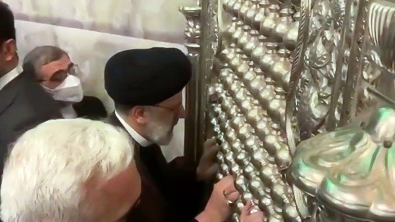 Iranpress: رئيس السلطة القضائية الإيرانية يزور مرقد الإمامين الكاظمين(ع)