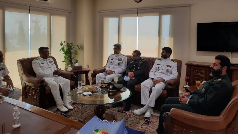 Iranpress: إيران وباكستان تؤكدان علی تعزيز التعاون بين قواتهما البحرية