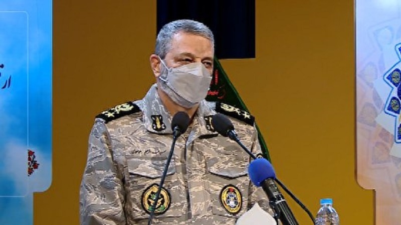 Iranpress: قائد الجيش يؤكد على ضرورة إيلاء الاهتمام لمكانة الشهداء السامية