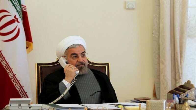 روحاني يهنئ قائد الثورة بحلول العام الجديد