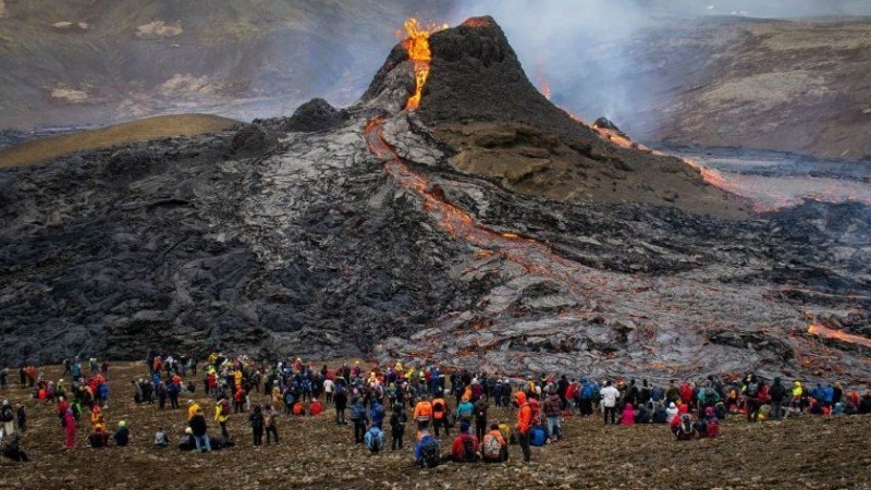 Iranpress: الناس يتوافدون لتحضير الشطائر وشيّ النقانق على حمم بركان ثائر في أيسلندا + فيديو 