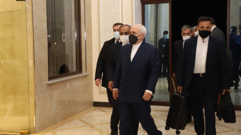 Iranpress: ظريف يصل إلى طاجيكستان