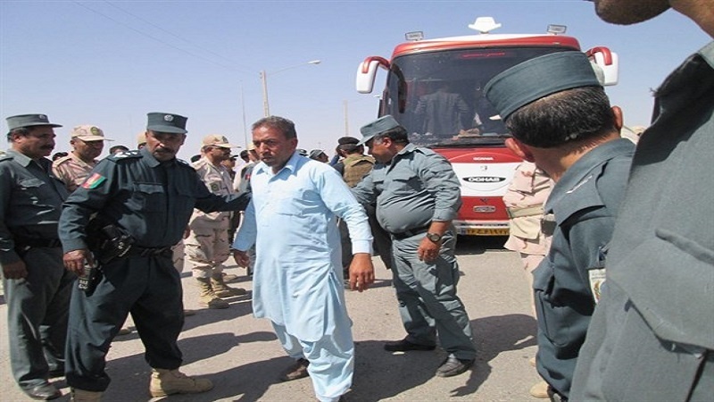 Iranpress: نقل جمع من السجناء الأفغان من ايران إلى بلادهم