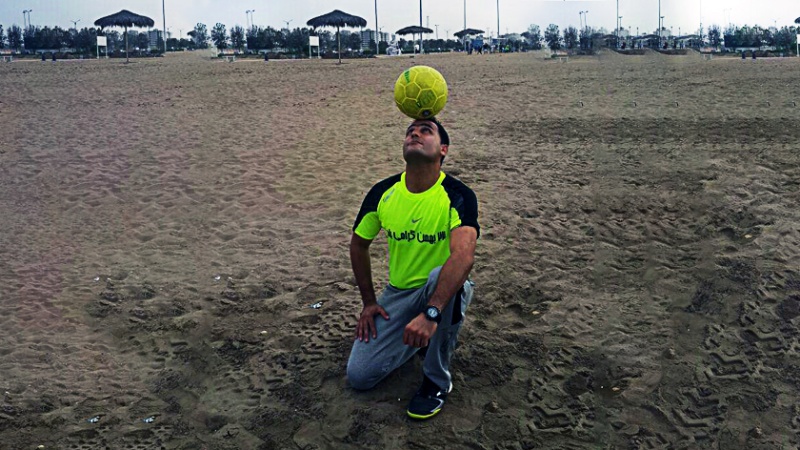Iranpress: شاب إيراني يدخل غينيس في مهارة تثبيت الكرة على الجبهة