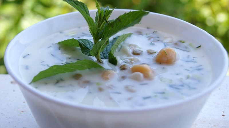 Iranpress: حساء لبن العيران (آش دوغ) طعام شعبي في مختلف المدن الإيرانية