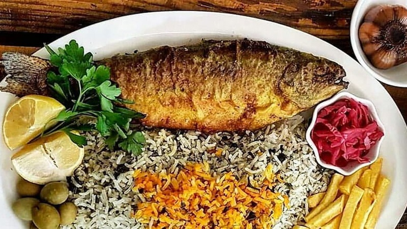 Iranpress: بيلاف الخضار والسمك.. طعام شعبي لعيد النوروز في إيران