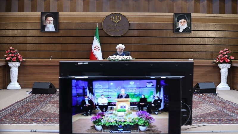 Iranpress: روحاني: الحكومة تقف بكل قوتها إلى جانب الطاقم الطبي