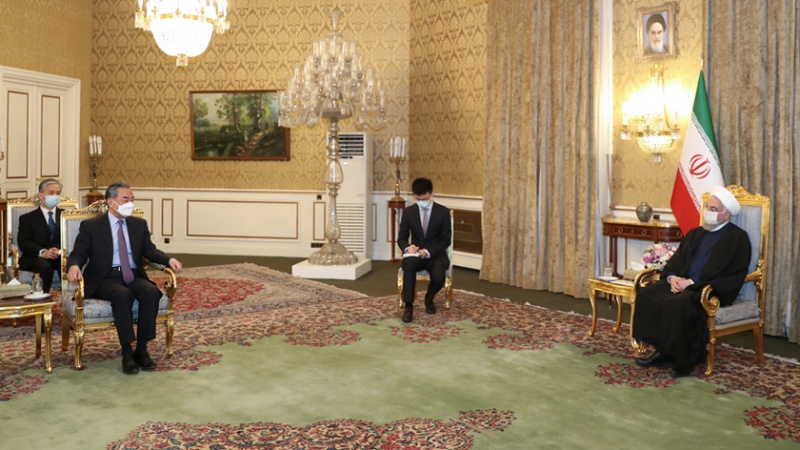 Iranpress: وزير الخارجية الصيني يلتقي الرئيس الإيراني