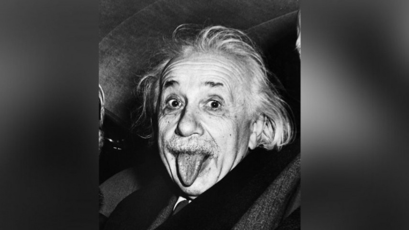ما هي قصة الصورة التي أخرج فيها آينشتاين لسانه
