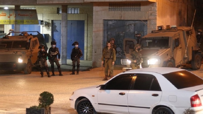 قوات الاحتلال تعتقل 30 فلسطينيا في الضفة الغربية