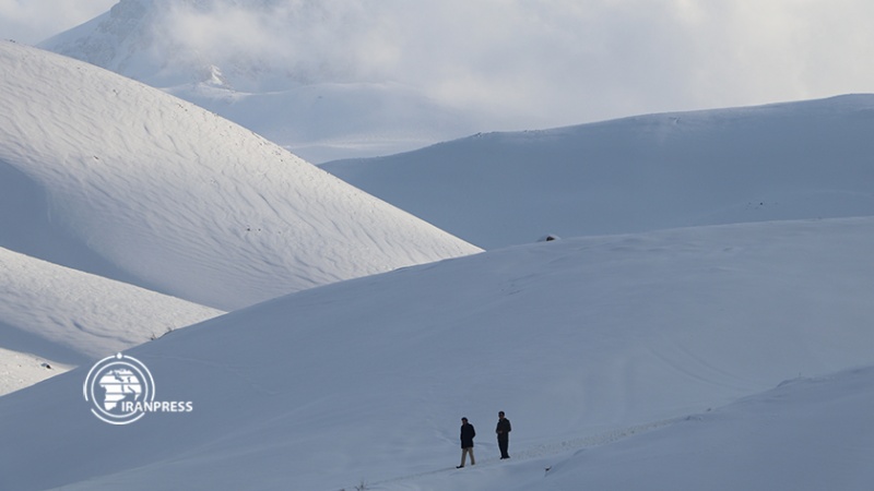 جمال الطبيعة في قرية ’كوله بهي‘ السياحية في إيران بعد تساقط الثلوج