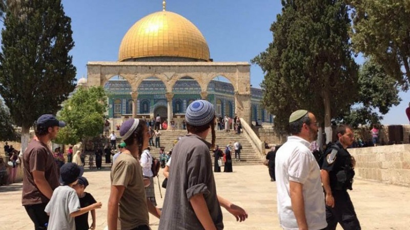 Iranpress: الصهاينة يقتحمون المسجد الأقصى بحماية من قوات الاحتلال
