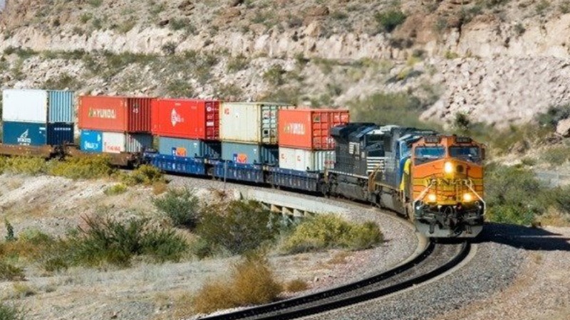 Iranpress: نمو ترانزيت السلع عبر السكك الحديدية في إيران 