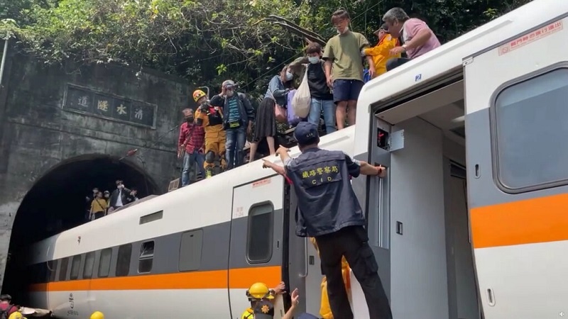 Iranpress: مقتل العشرات جراء خروج قطار عن السكة شرقي تايوان