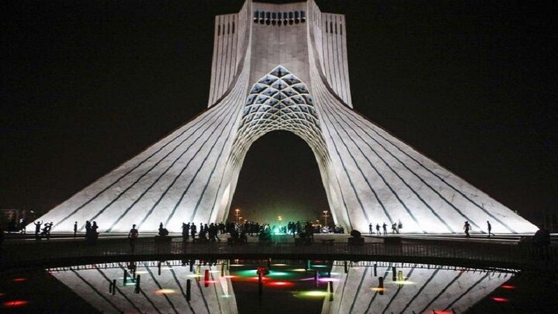 Iranpress: إطفاء إضاءات برج ’آزادي‘ بالتزامن مع حدث ’ساعة الأرض‘
