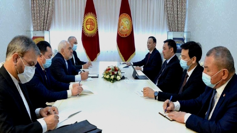 Iranpress: ظريف يبحث العلاقات الثنائية مع رئيس قرغيزيا 