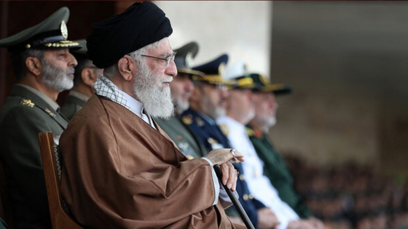 Iranpress: قائد الثورة : جيش الجمهورية الاسلامية حاضر في الساحة