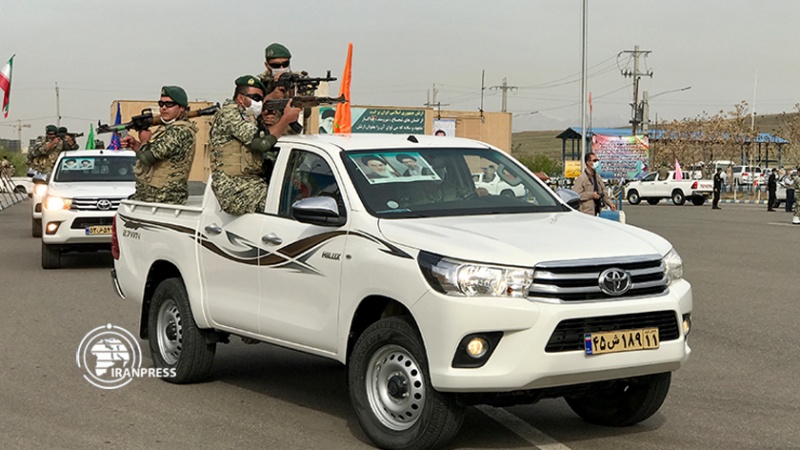 Iranpress: مدينة تبريز تشهد استعراضا عسكريا بمناسبة يوم الجيش