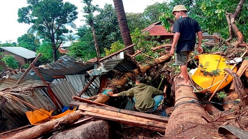 Iranpress: نحو 150 قتيلًا في إندونيسيا وتيمور الشرقية جراء الإعصار سيروجا