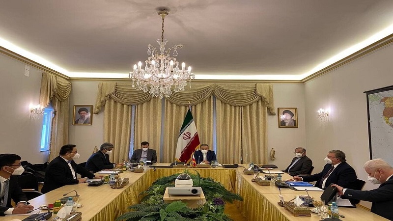 Iranpress: اجتماع ثلاثي بين إيران وروسيا والصين في فيينا
