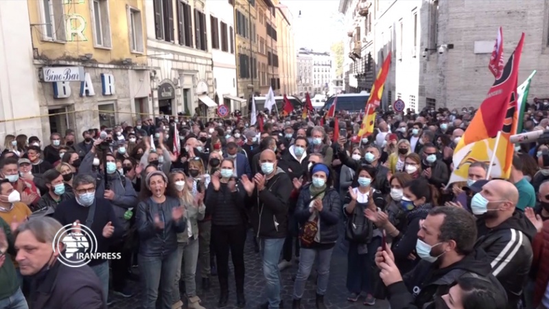 Iranpress: مظاهرة لعمال شركة الخطوط الجوية الإيطالية في روما