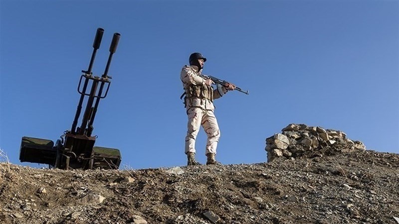 Iranpress: استشهاد أحد أفراد حرس الحدود الإيراني في مواجهة الأشرار المسلحين